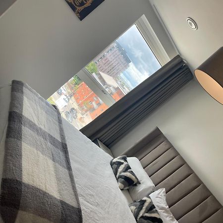 Modern 2 Bedroom City Centre Apartment W Balcony Манчестер Экстерьер фото